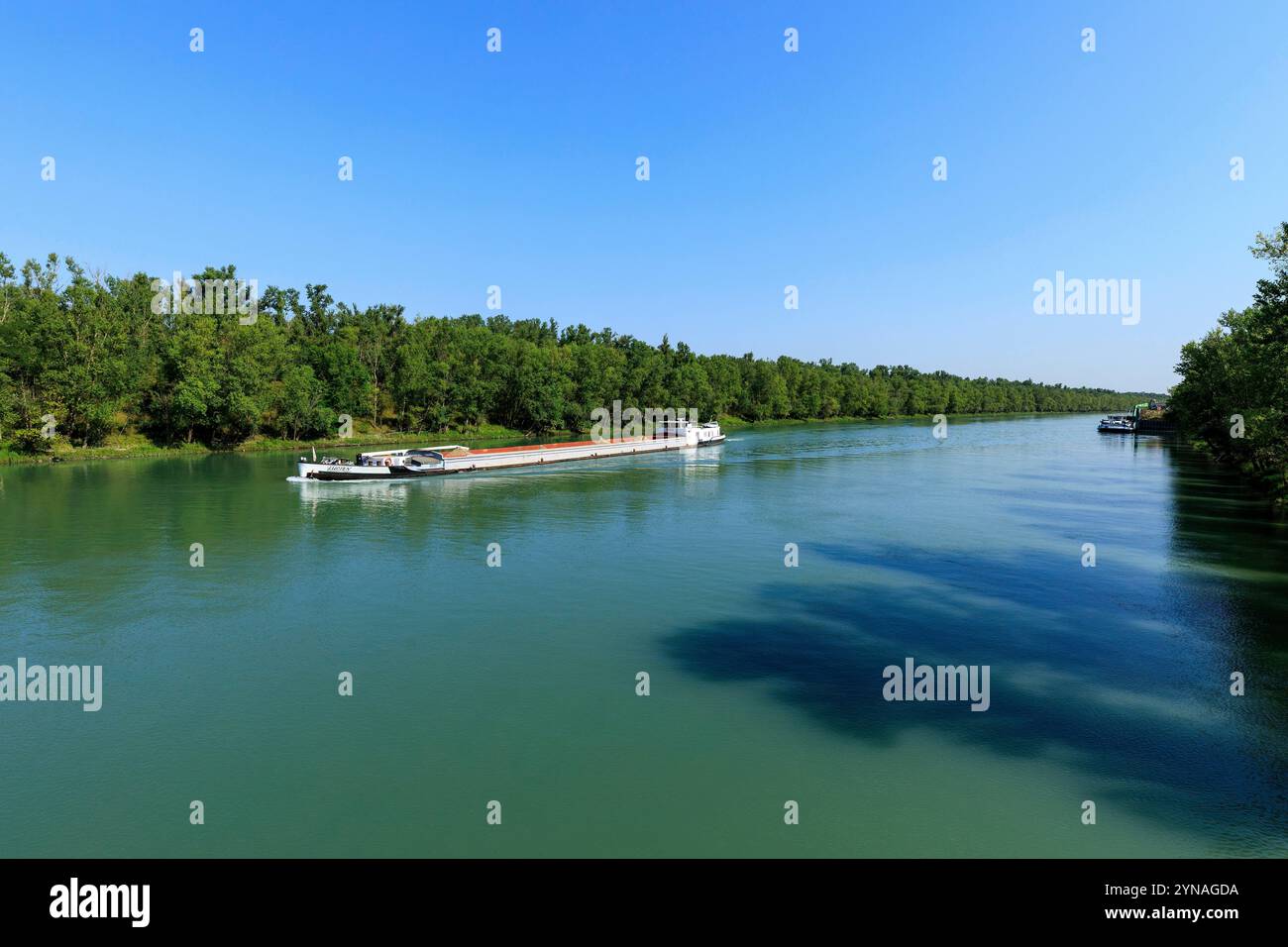 France, Rhone (69), Serezin du Rhone, Site industriel et portuaire de Solaize Serezin Ternay sur le fleuve Rhone, peniche Stockfoto