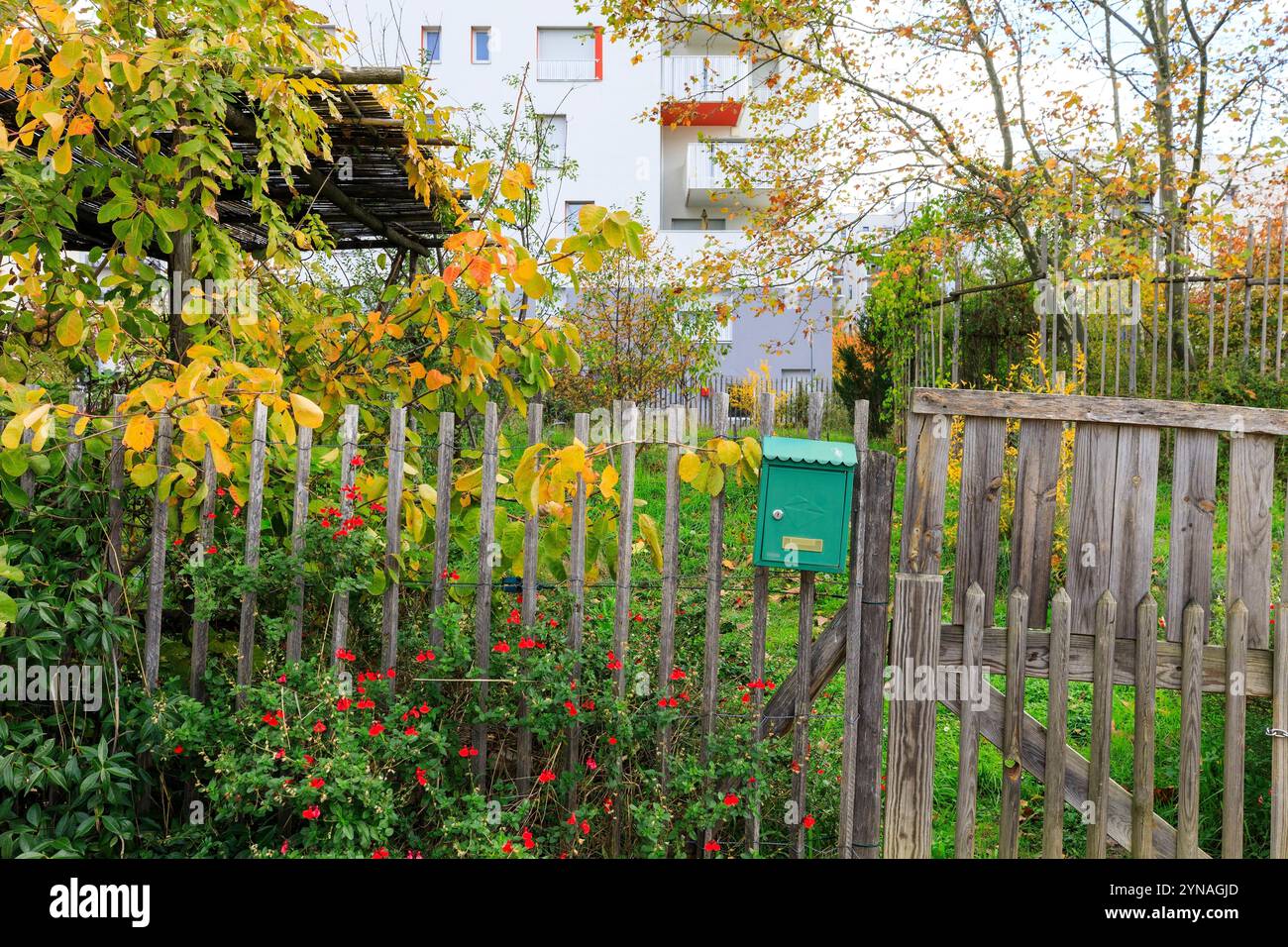 Frankreich, Rhone (69), Lyon, Quartier de la Duchere, allee Jaecy Maurice, jardin d'Emile Stockfoto