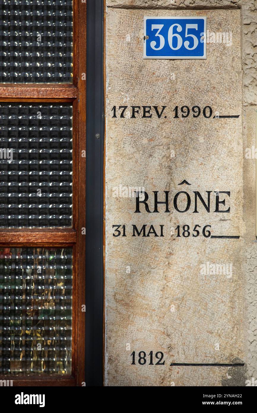 Frankreich, Ain (01), Lagnieu, Proulieu, rue du Rhone, Entree d'un habitat, echelle du Rhone en crue Stockfoto