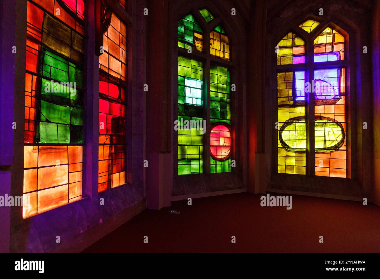 Frankreich, Meurthe et Moselle, Villers les Nancy, modernes Buntglasfenster in der Kapelle der Domaine de l'Asnee, ehemaliger Grand Seminaire von Nancy, erbaut 1936 vom Architekten Jules Criqui und Bauunternehmer Bichaton, Eigentum der Association Domaine de l'Asnee Teil der Diözese Nancy Stockfoto