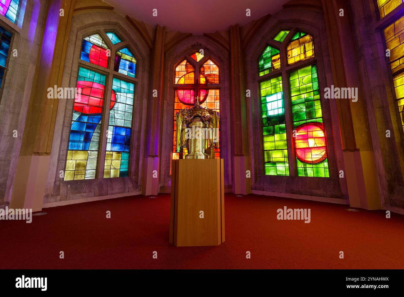 Frankreich, Meurthe et Moselle, Villers les Nancy, modernes Buntglasfenster in der Kapelle der Domaine de l'Asnee, ehemaliger Grand Seminaire von Nancy, erbaut 1936 vom Architekten Jules Criqui und Bauunternehmer Bichaton, Eigentum der Association Domaine de l'Asnee Teil der Diözese Nancy Stockfoto