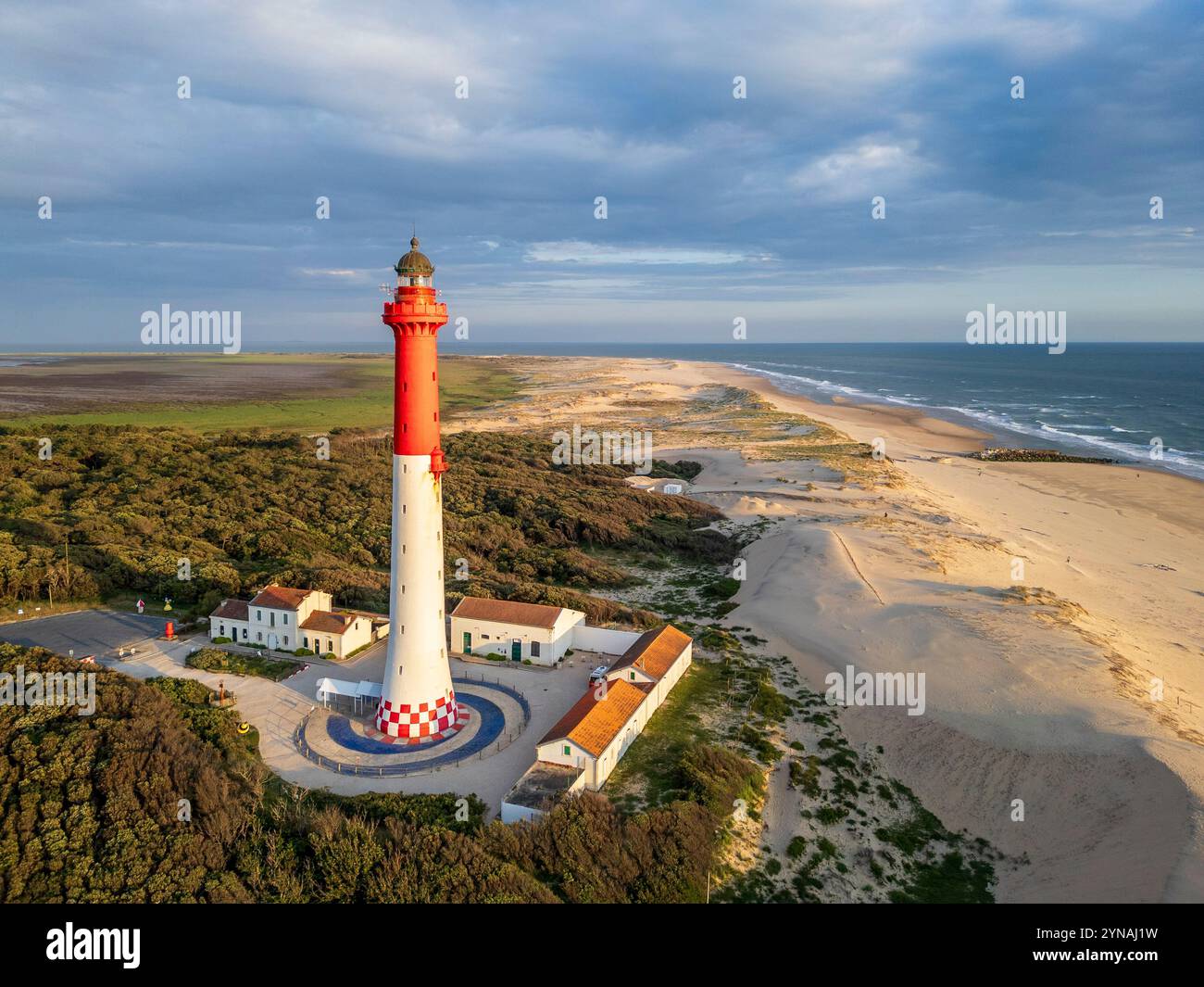 Frankreich, Charente-Maritime, Côte Sauvage, Pointe de la Coubre, La Tremblade, die langen Dünenstrände der Côte Sauvage und der Leuchtturm der Co Stockfoto