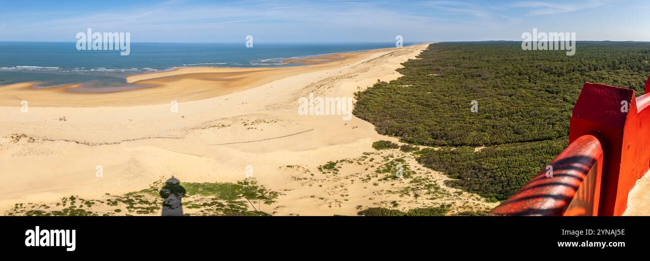 Frankreich, Charente-Maritime, die Côte Sauvage, Pointe de la Coubre, La Tremblade, von Nordwesten aus gesehen vom Leuchtturm von La Coubre auf der Walddomaniale von La Coubre und den langen Dünenstränden der Côte Sauvage Stockfoto