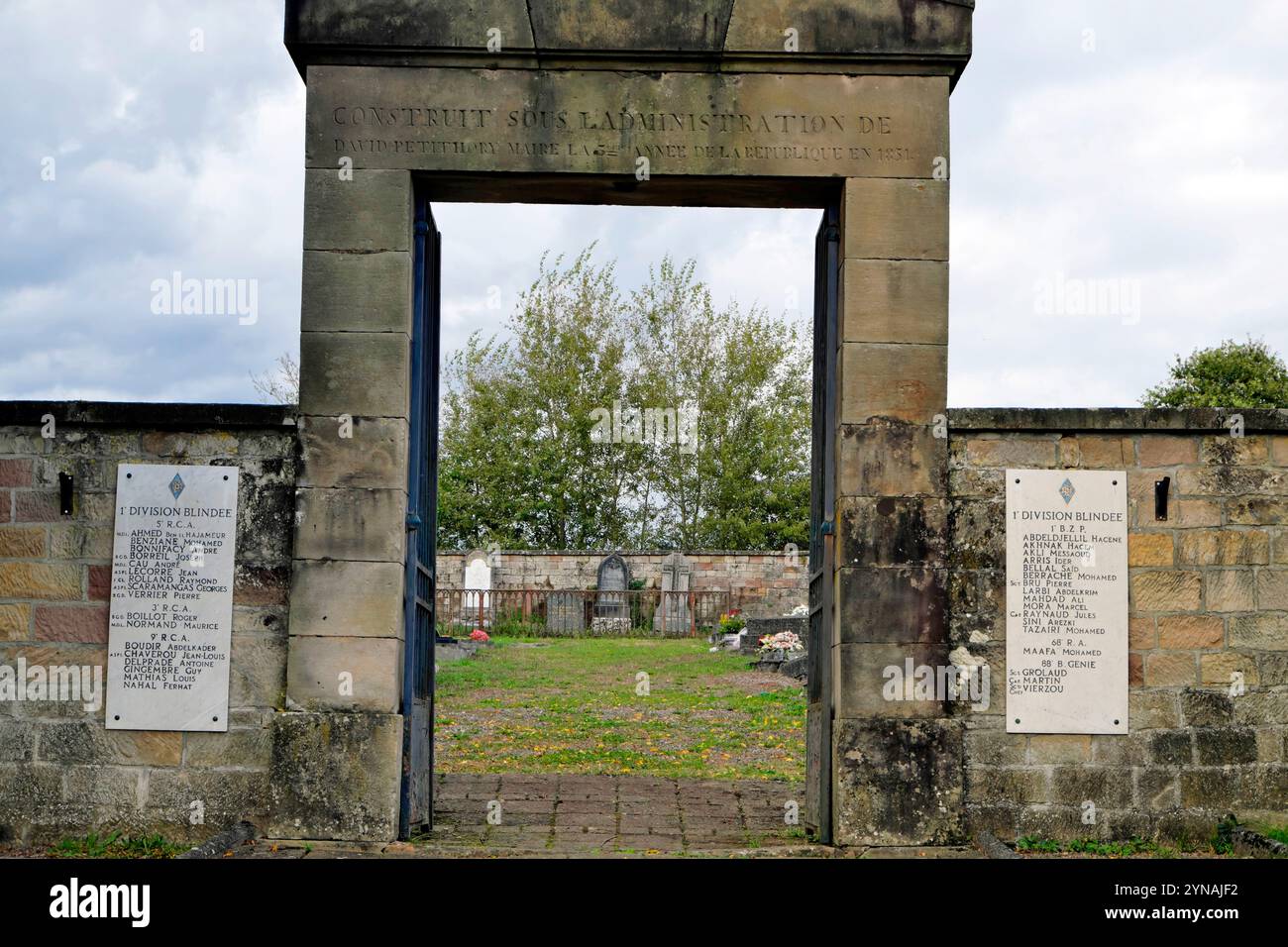 Frankreich, Haute Saone, Magny Danigon, Friedhof, Eingangstor, Tafeln, Tribut an die Soldaten der 1. Panzerdivision September 1944 Stockfoto