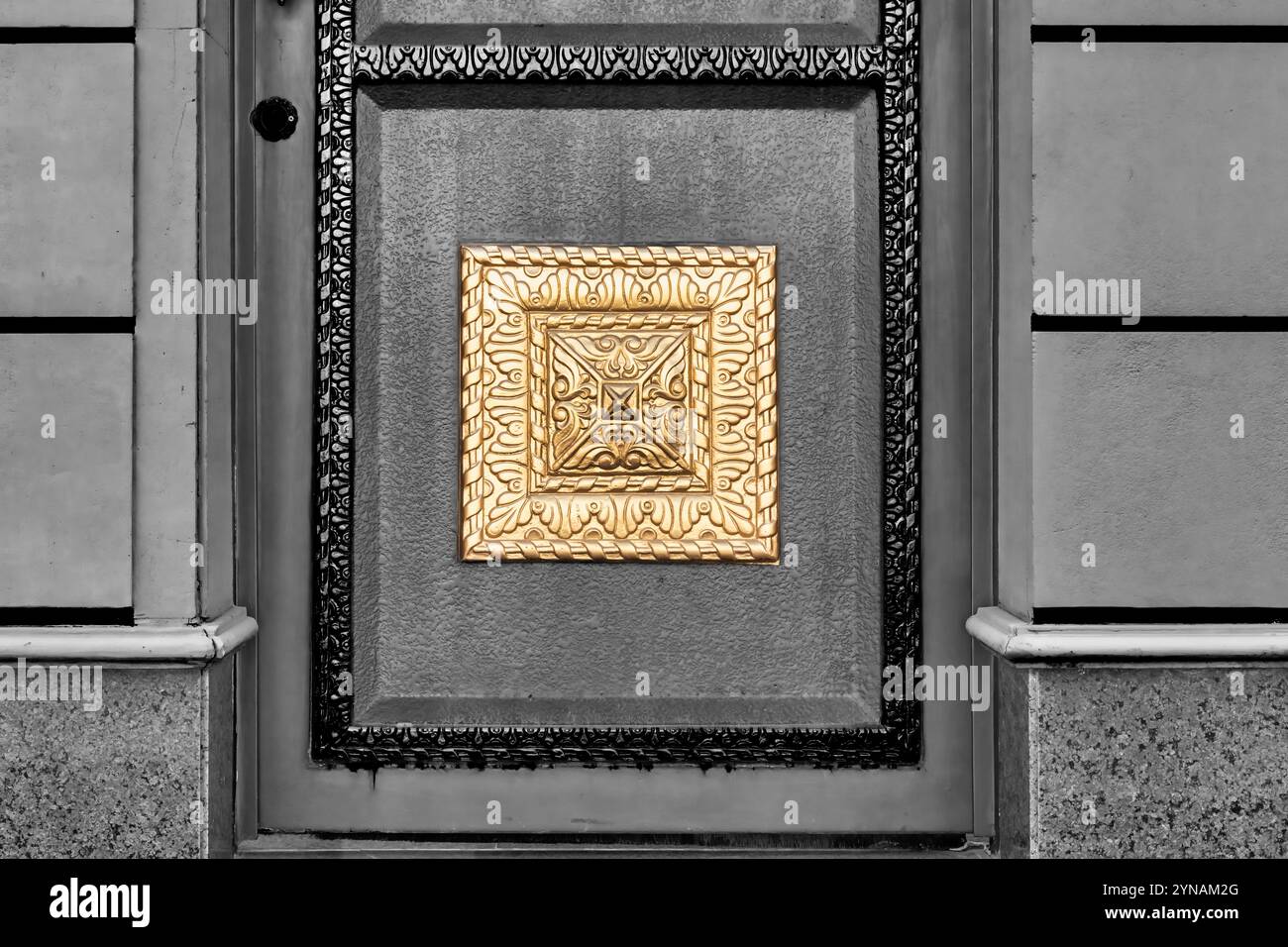 Türplakette auf monochromem Hintergrund Stockfoto