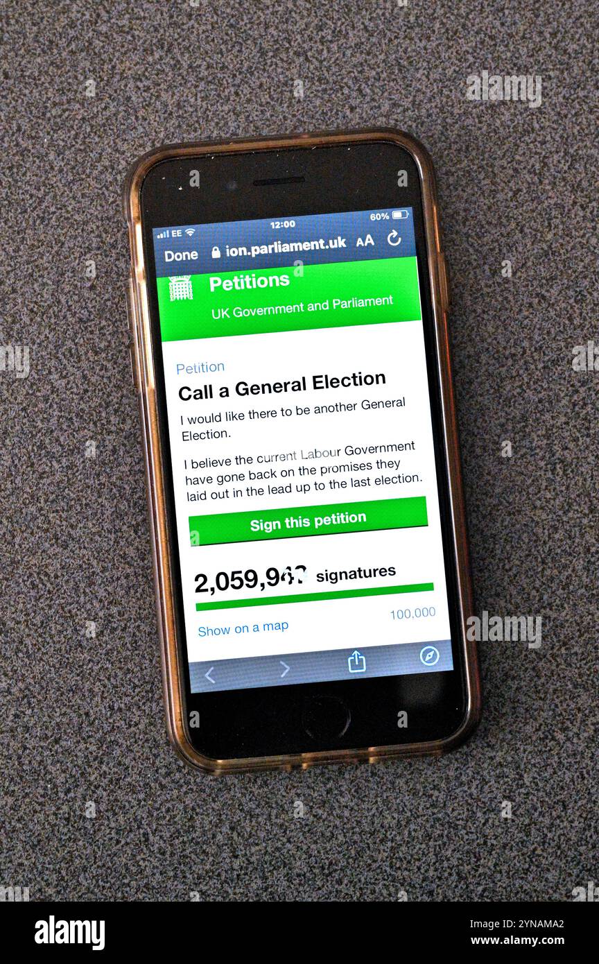 UK. November 2024. Die Website der Regierung, die auf dem Handy gezeigt wird, zeigt eine Petition, die zu einer Parlamentswahl aufruft, wird viral und erreicht zwei Millionen Unterschriften kurz vor der heutigen Mittagszeit. Das Parlament wird diese Petition am 6. Januar 2025 erörtern. Quelle: Craig Brown/Alamy Live News Stockfoto