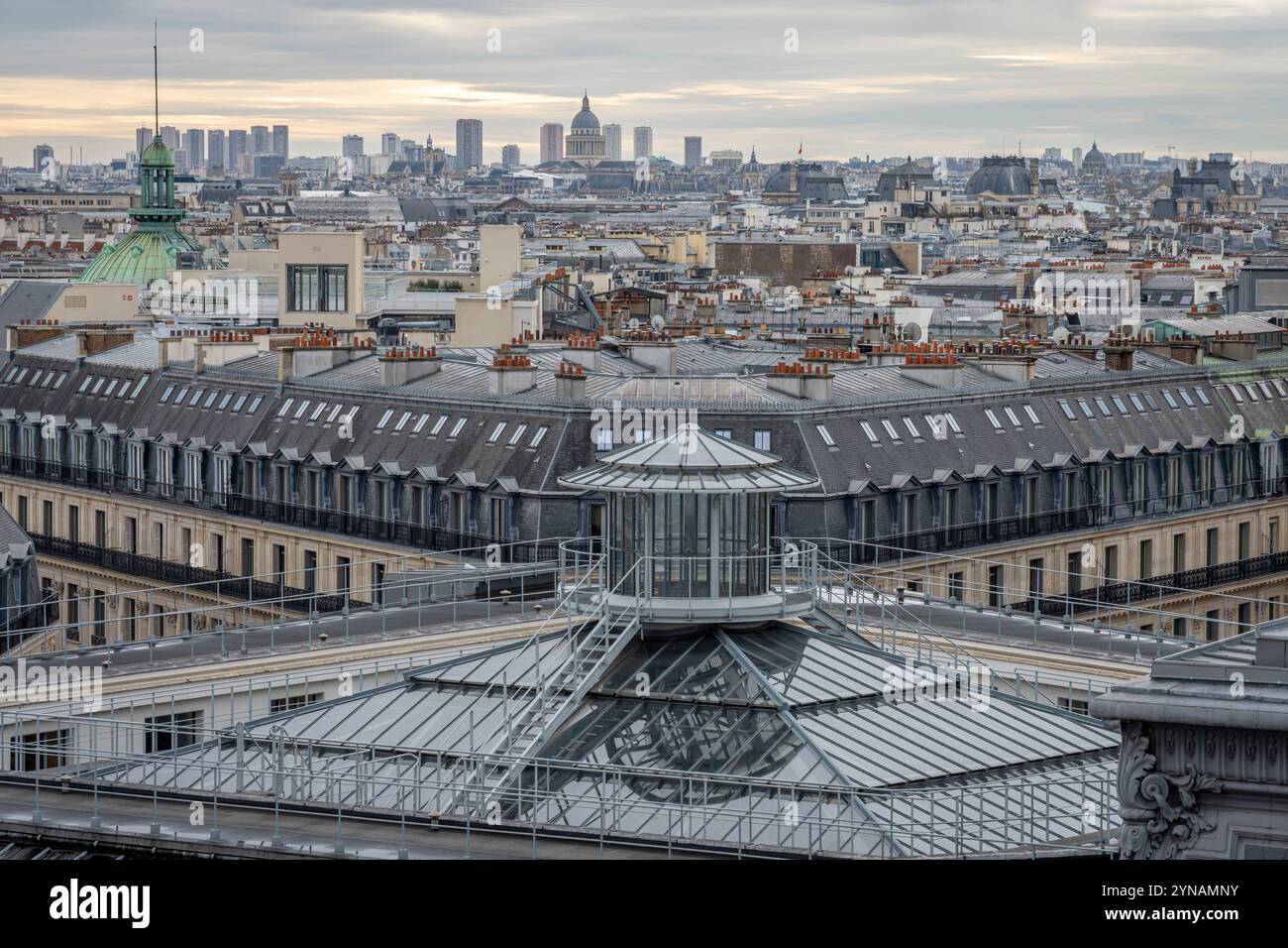 Paris, Frankreich - 11 23 2024: Boulevard Haussmann. Panoramablick auf Paris, das Pantheon von der Dachterrasse eines Geschäfts Stockfoto