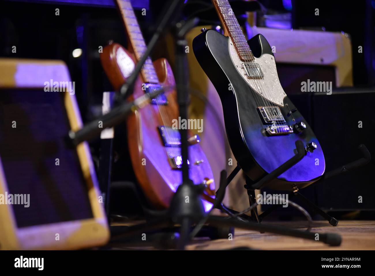 E-Gitarren auf der Bühne beim Live-Konzert Stockfoto