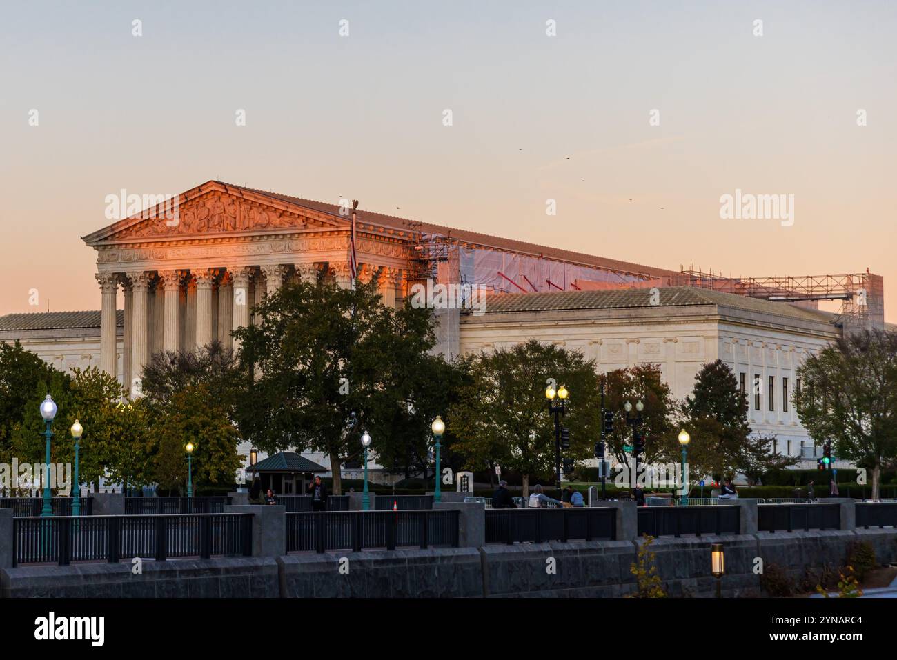 Die Front des Obersten Gerichtshofs der USA in Washington, DC bei Sonnenuntergang Stockfoto