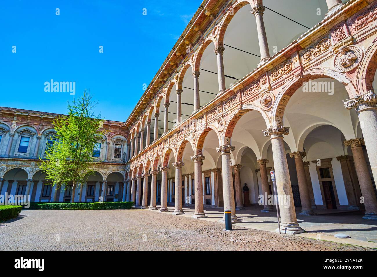 Historische Arkaden des Cortile d’Onore (Courtyard of Honor) des Ca’ Granda-Komplexes der Universität Mailand, Italien Stockfoto