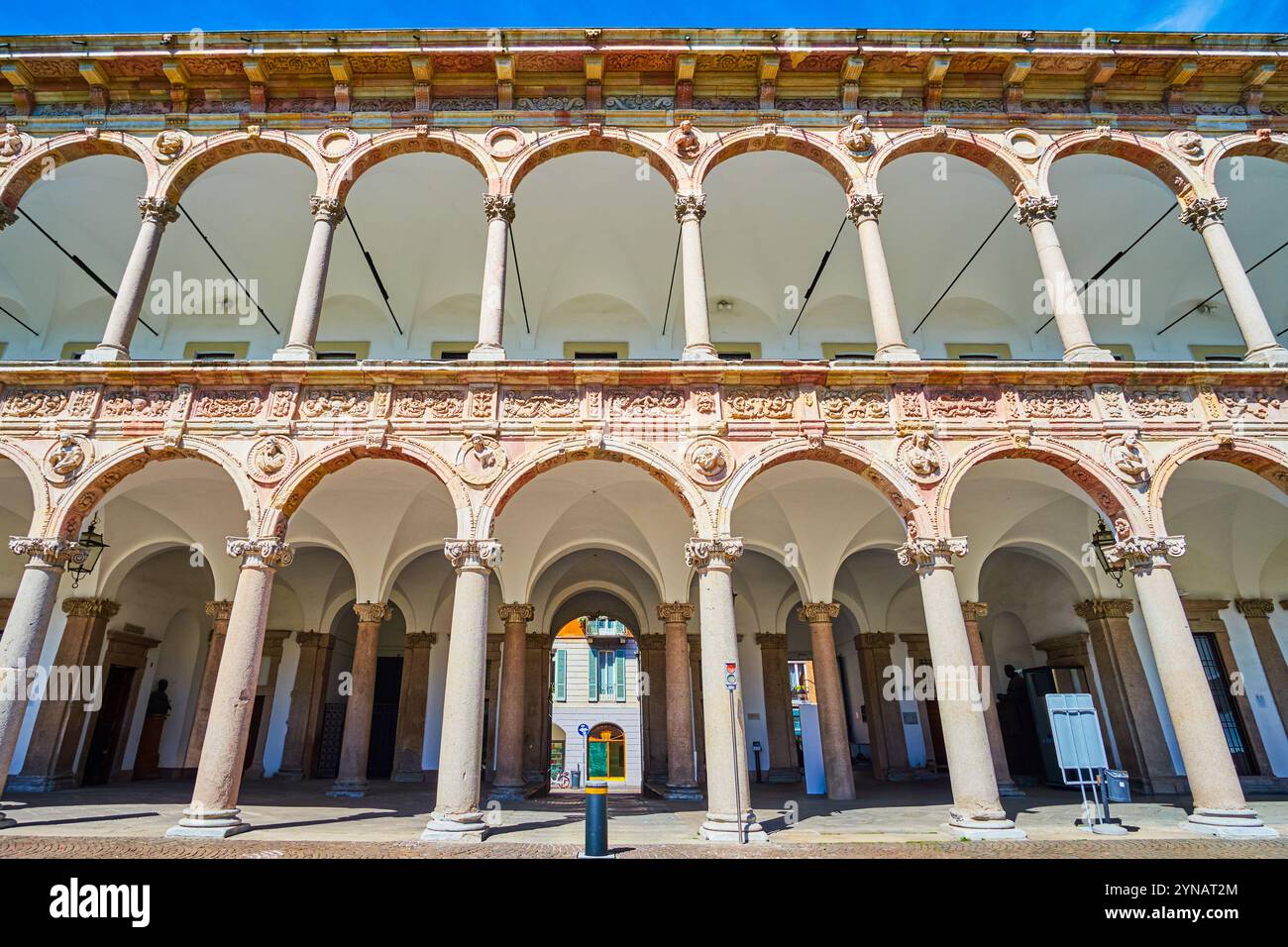 Historische Arkaden des Cortile d’Onore (Courtyard of Honor) des Ca’ Granda-Komplexes der Universität Mailand, Italien Stockfoto