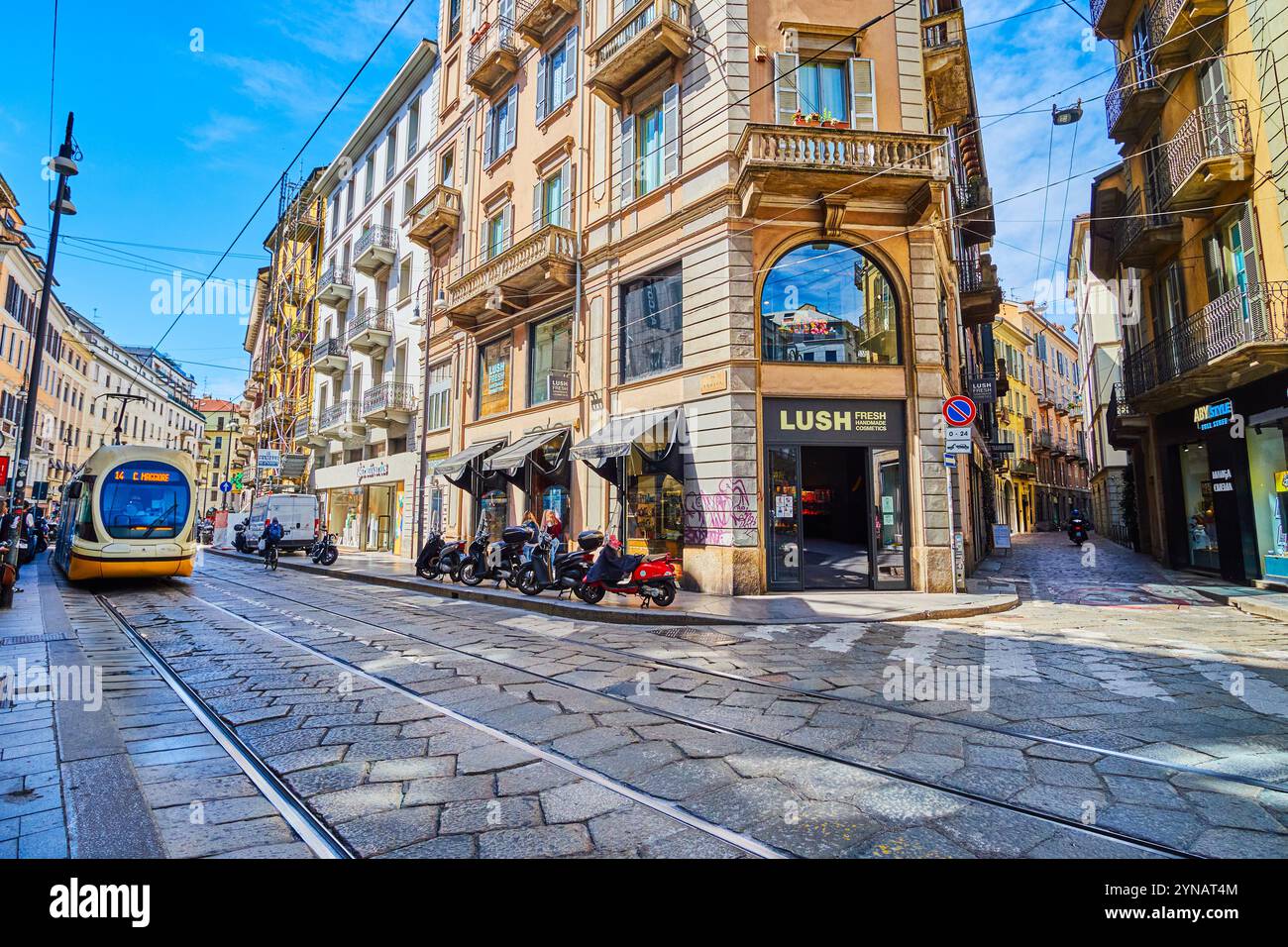 MAILAND, ITALIEN - 8. APRIL 2022: Via Torino, das geschäftige Einkaufszentrum mit zahlreichen Geschäften und Geschäften, am 8. April in Mailand, Italien Stockfoto