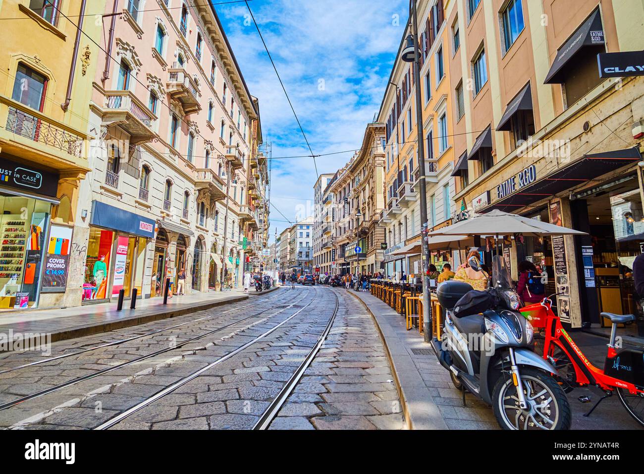 MAILAND, ITALIEN - 8. APRIL 2022: Via Torino, das geschäftige Einkaufszentrum mit zahlreichen Geschäften und Geschäften, am 8. April in Mailand, Italien Stockfoto