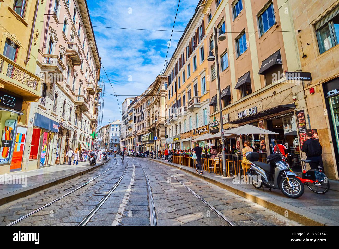 MAILAND, ITALIEN - 8. APRIL 2022: Via Torino, das geschäftige Einkaufszentrum mit zahlreichen Geschäften und Geschäften, am 8. April in Mailand, Italien Stockfoto