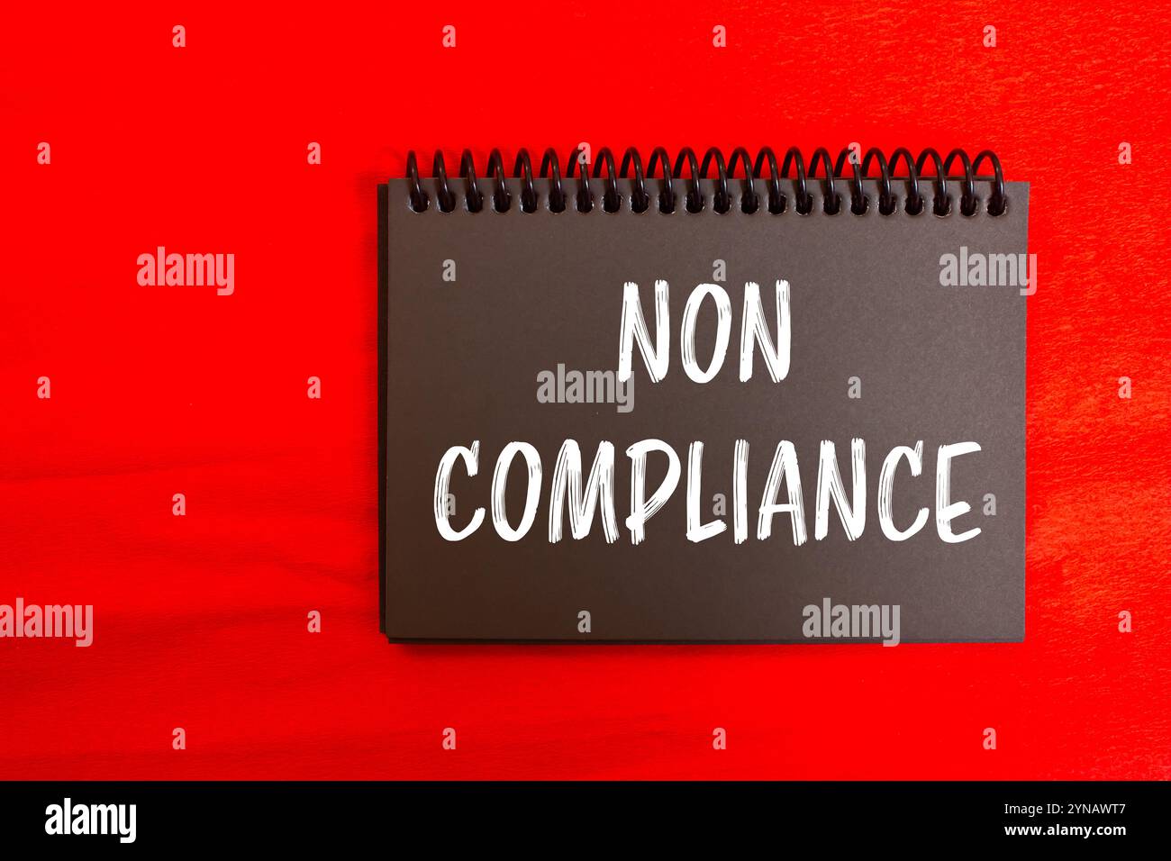 Meldung über Nichtübereinstimmung auf schwarzer Notizbuchseite mit rotem Hintergrund geschrieben. Symbol für konzeptionelle Nichteinhaltung. Kopierbereich. Stockfoto