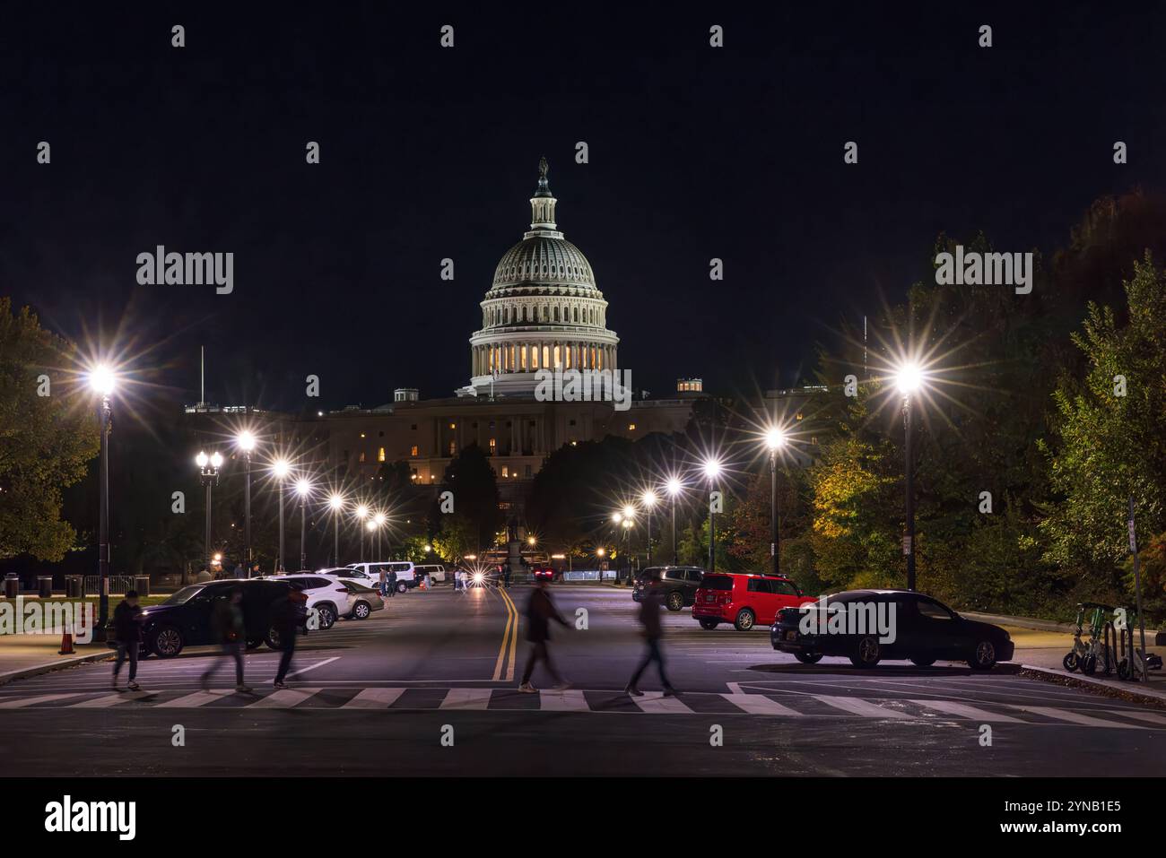 WASHINGTON DC - 17. NOVEMBER 2024: Touristen auf Zebraüberquerung vor dem Kapitol in Washington DC bei Nacht Touristen auf Zebraüberquerung i Stockfoto