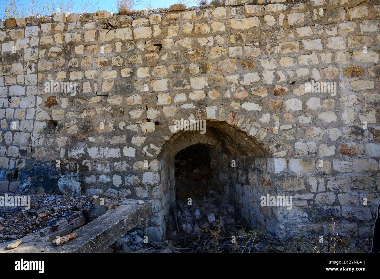 Kalksteinofen, der in der ersten Hälfte des 20. Jahrhunderts in einem Steinbruch bei Migdal Afek und Migdal Tzedek im Mirabel-Nationalpark bei Rosh verwendet wurde Stockfoto