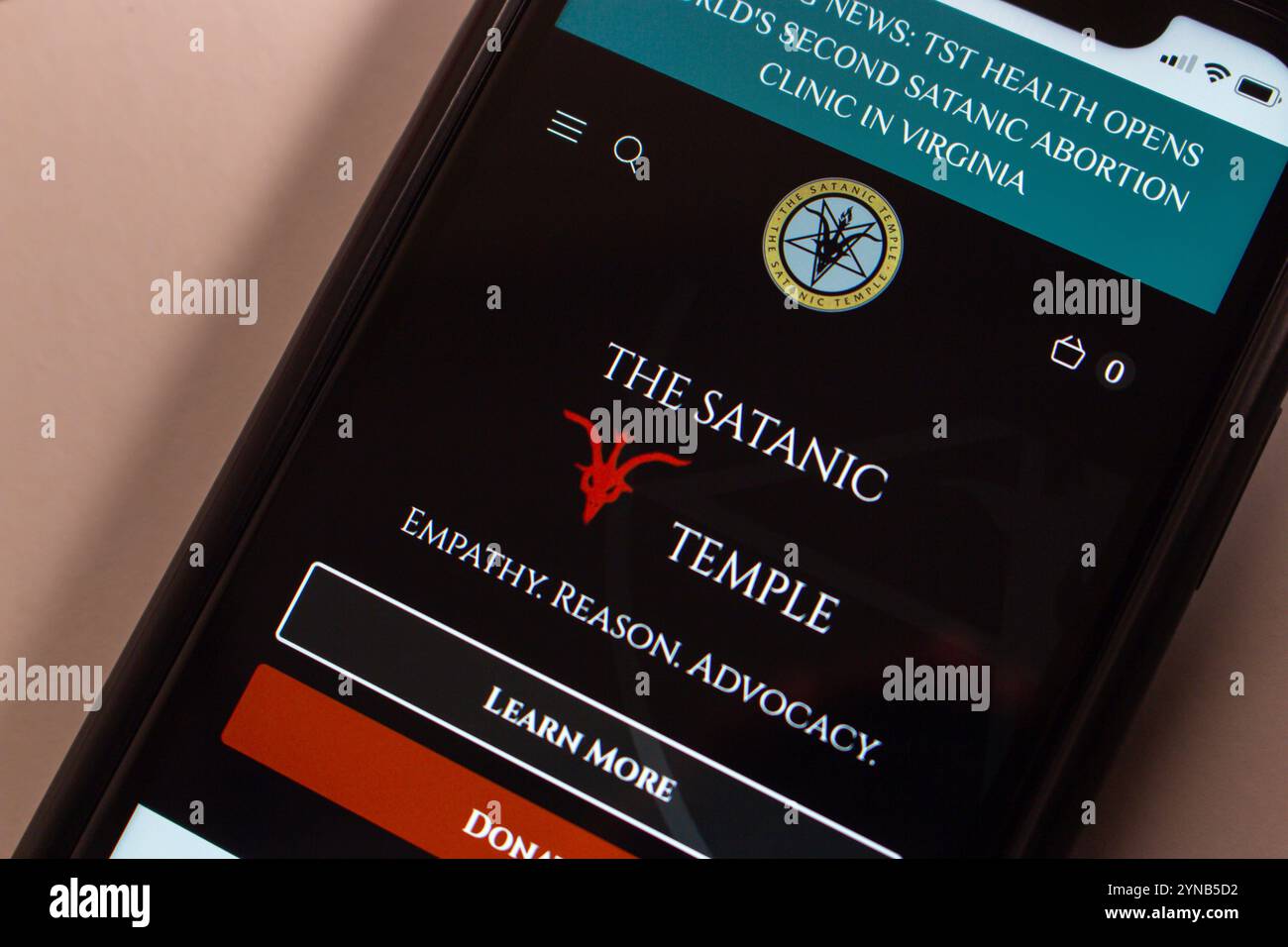 Die Website des Satanischen Tempels. TST ist eine gemeinnützige religiöse Organisation, die religiöse Freiheit, individuelle Rechte und Trennung von Kirche und Staat fördert. Stockfoto