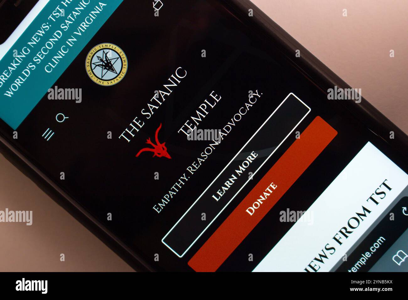 Die Website des Satanischen Tempels. TST ist eine gemeinnützige religiöse Organisation, die religiöse Freiheit, individuelle Rechte und Trennung von Kirche und Staat fördert. Stockfoto