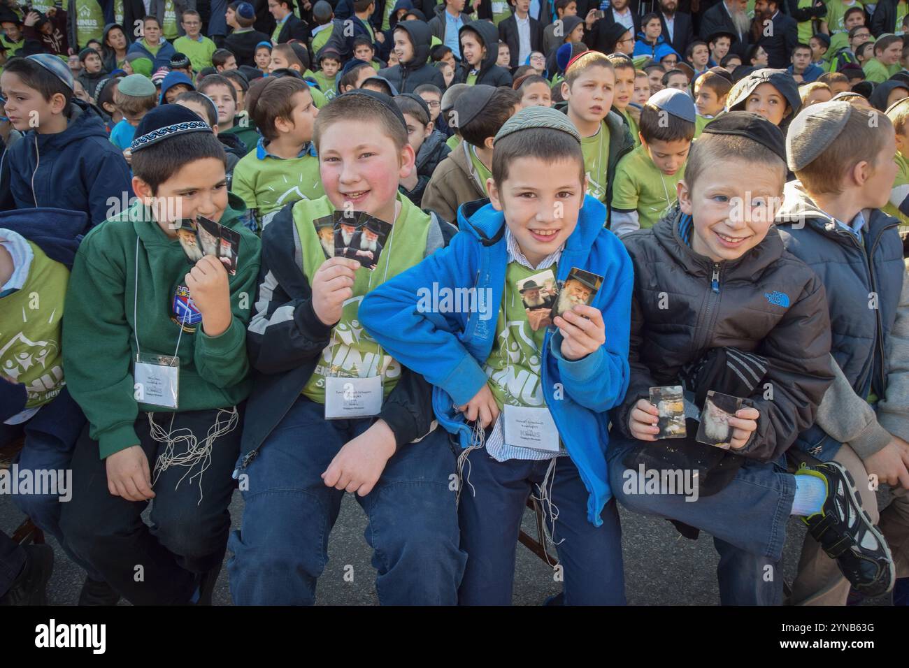 Auf der Chabad-Jahrestagung der Abgesandten posieren ihre Söhne für ein Gruppenfoto mit Bildern der Rebbe. In Brooklyn, New York. Stockfoto