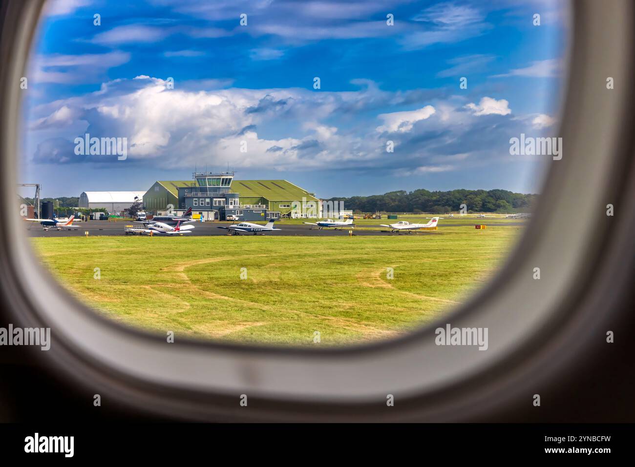 Blick auf die Terminalgebäude vom Flugzeugfenster am Teesside International Airport, Darlington, County Durham, England, Großbritannien Stockfoto