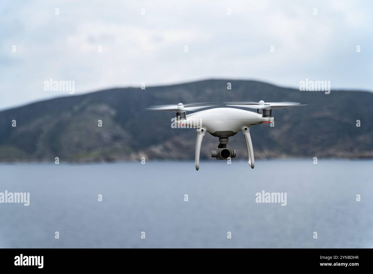 DJI Phantom 4K Kamera Drohne im Flug Stockfoto