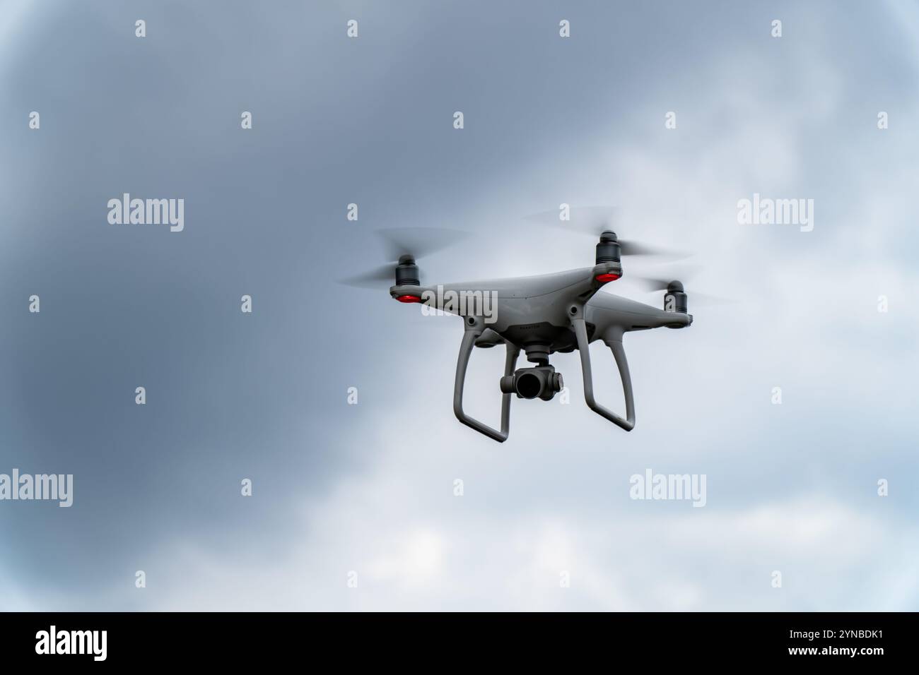 DJI Phantom 4K Kamera Drohne im Flug Stockfoto