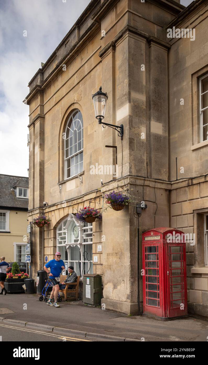 Großbritannien, England, Gloucestershire, Vale of Berkeley, Berkeley, Marktplatz, K6 Telefonbox vor dem Rathaus Stockfoto