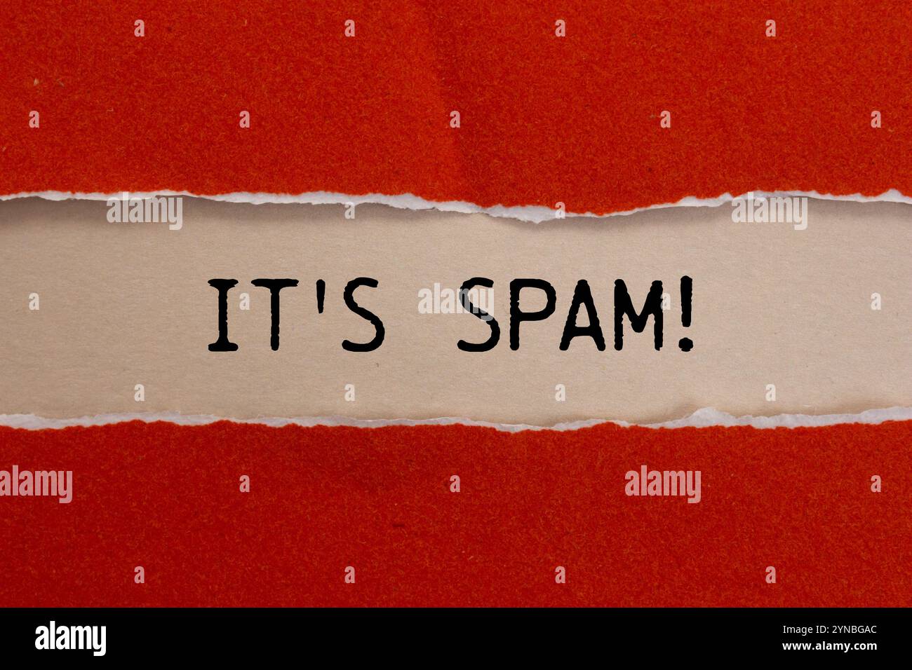 Es ist eine Spam-Nachricht auf zerrissenem rotem Papier mit beigem Hintergrund. Konzeptionell ist das Spam-Symbol. Kopierbereich. Stockfoto