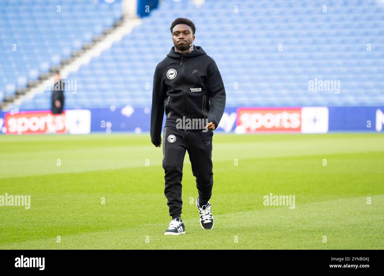 Brighton and Hove Albion / Wolverhampton Wanderers - Carabao Cup Dritte Runde im American Express Community Stadium, Brighton - Mittwoch, 18. September 2024 - Tariq Lamptey aus Brighton trifft am Boden ein, bevor er nur für die redaktionelle Verwendung aufsteigt. Kein Merchandising. Für Football Images gelten Einschränkungen für FA und Premier League, inc. Keine Internet-/Mobilnutzung ohne FAPL-Lizenz. Weitere Informationen erhalten Sie bei Football Dataco Stockfoto