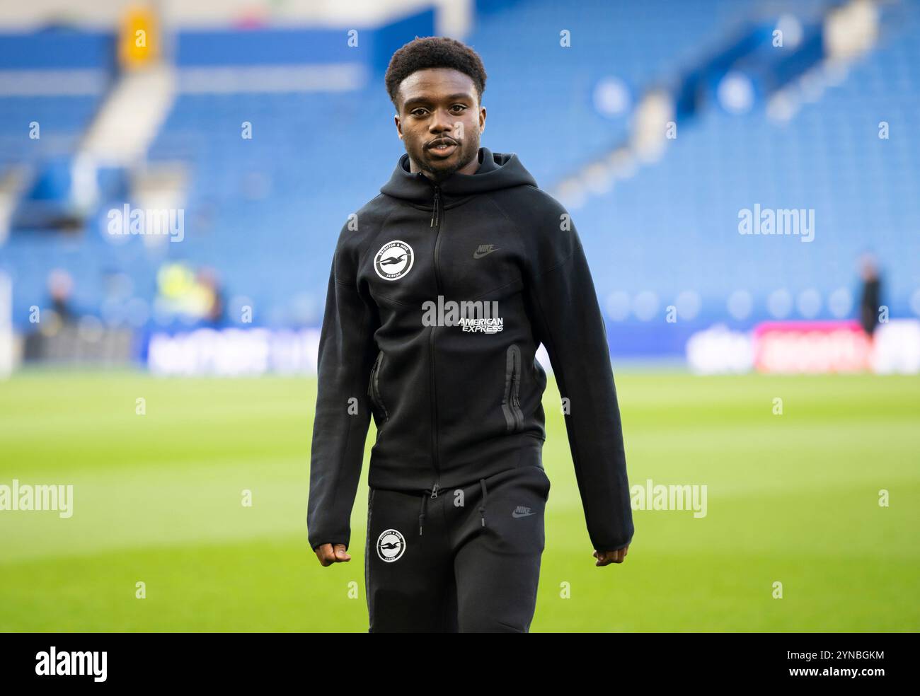 Brighton and Hove Albion / Wolverhampton Wanderers - Carabao Cup Dritte Runde im American Express Community Stadium, Brighton - Mittwoch, 18. September 2024 - Tariq Lamptey aus Brighton trifft am Boden ein, bevor er nur für die redaktionelle Verwendung aufsteigt. Kein Merchandising. Für Football Images gelten Einschränkungen für FA und Premier League, inc. Keine Internet-/Mobilnutzung ohne FAPL-Lizenz. Weitere Informationen erhalten Sie bei Football Dataco Stockfoto