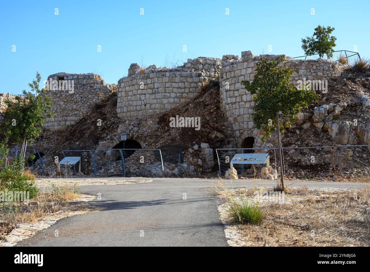 Kalksteinofen, der in der ersten Hälfte des 20. Jahrhunderts in einem Steinbruch bei Migdal Afek und Migdal Tzedek im Mirabel-Nationalpark bei Rosh verwendet wurde Stockfoto