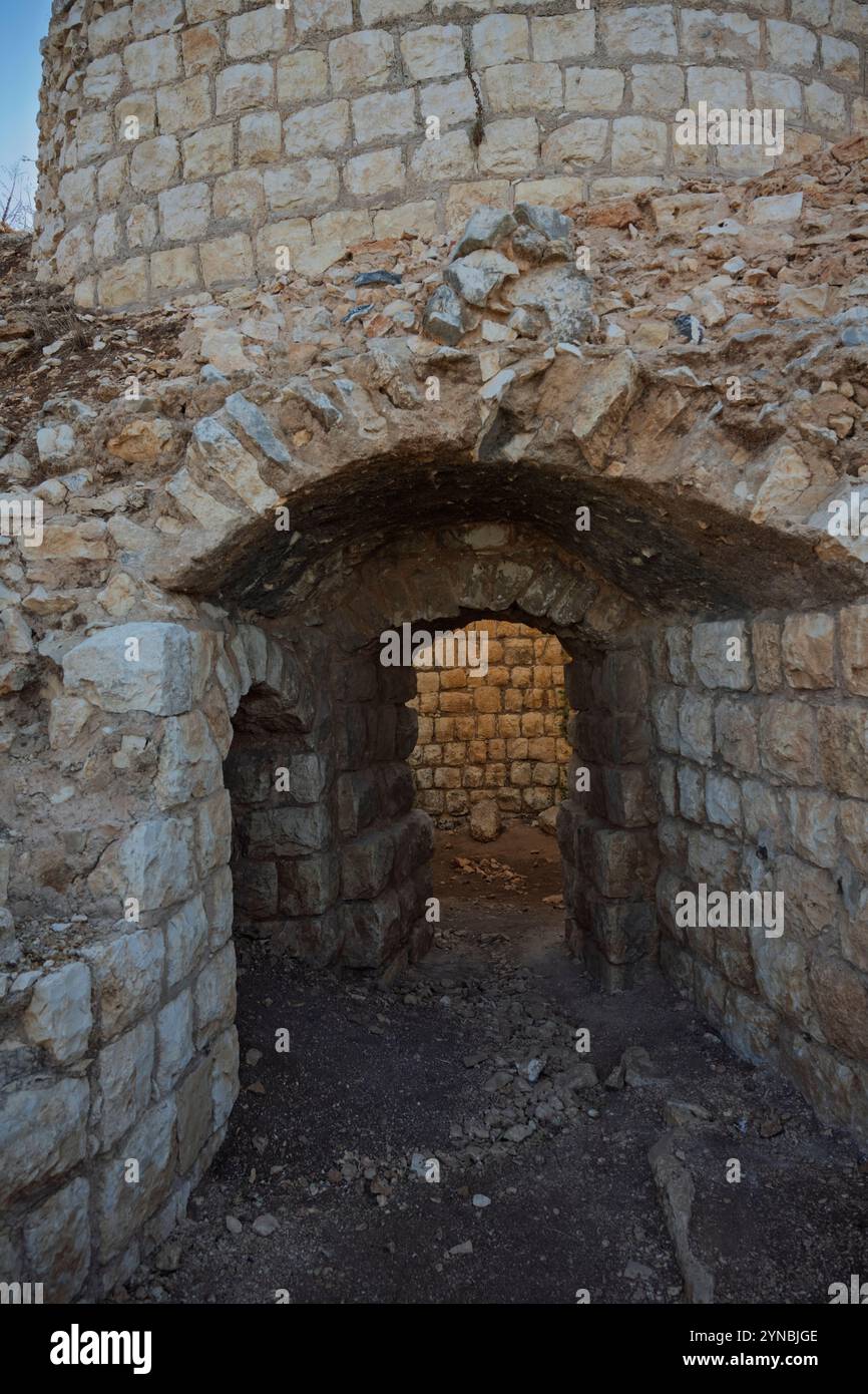 Kalksteinofen, der in der ersten Hälfte des 20. Jahrhunderts in einem Steinbruch bei Migdal Afek und Migdal Tzedek im Mirabel-Nationalpark bei Rosh verwendet wurde Stockfoto