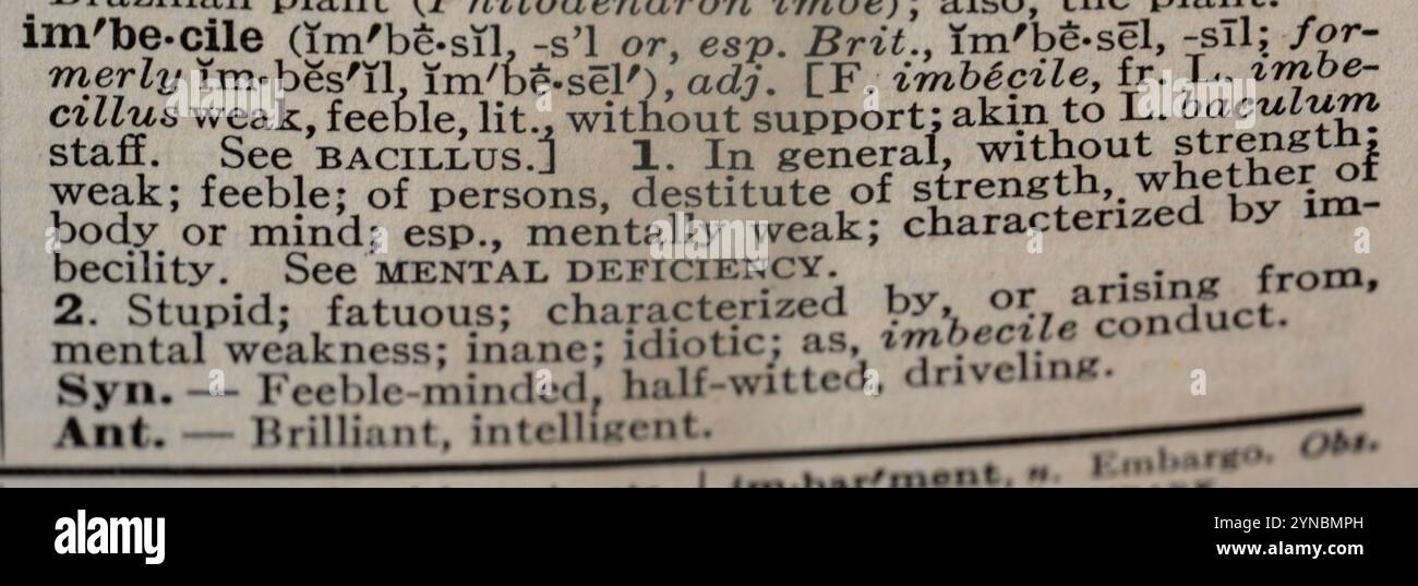 Ein Nahaufnahme selektiver Fokus auf die Definition von Imbecile in Websters New International Dictionary of the English Language Second Edition ungekürzt Stockfoto