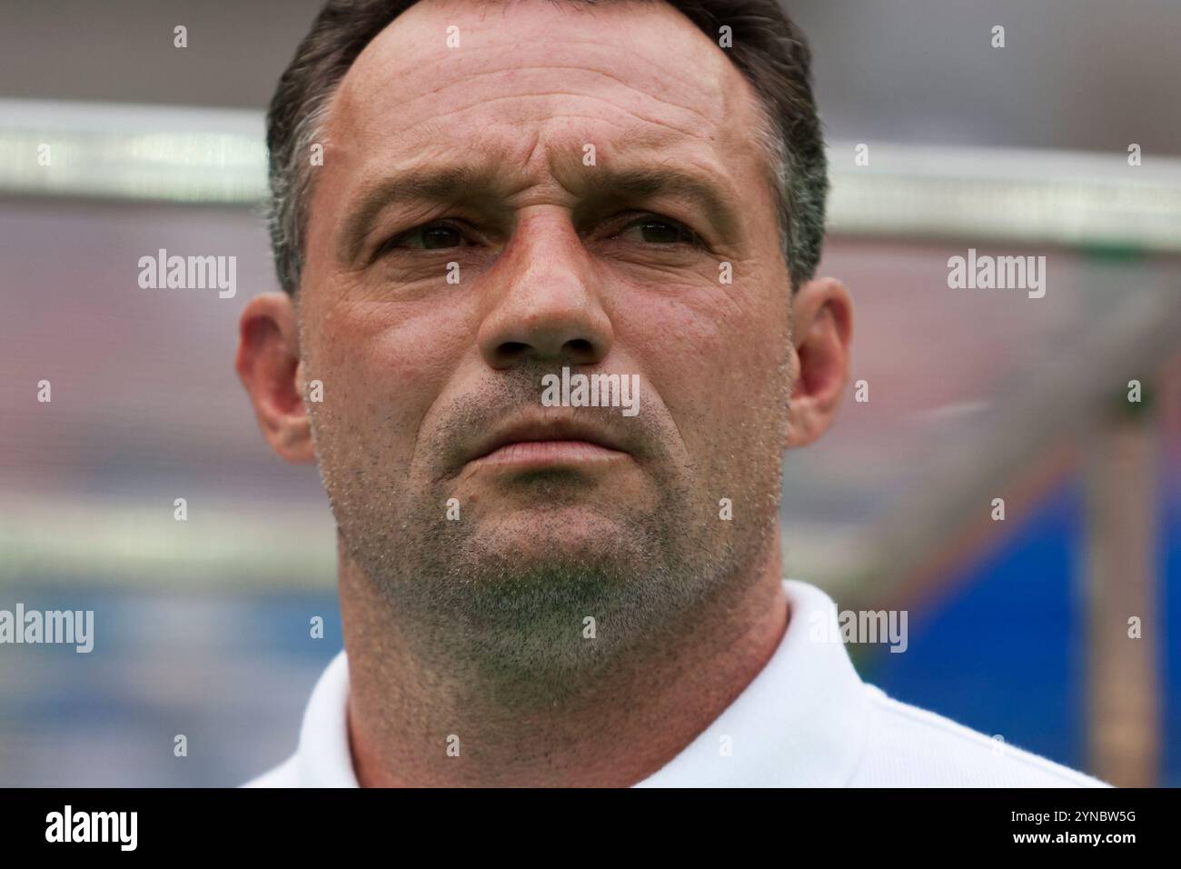 TIANJIN, CHINA - 7. AUGUST: US-Cheftrainer Peter Nowak auf der Mannschaftsbank vor dem Start eines Fußballspiels der Gruppe B gegen Japan beim Fußballturnier der Olympischen Spiele in Peking am 7. August 2008 im Tianjin Olympic Sports Center Stadium in Tianjin, China. Nur redaktionelle Verwendung. (Foto: Jonathan Paul Larsen / Diadem Images) Stockfoto