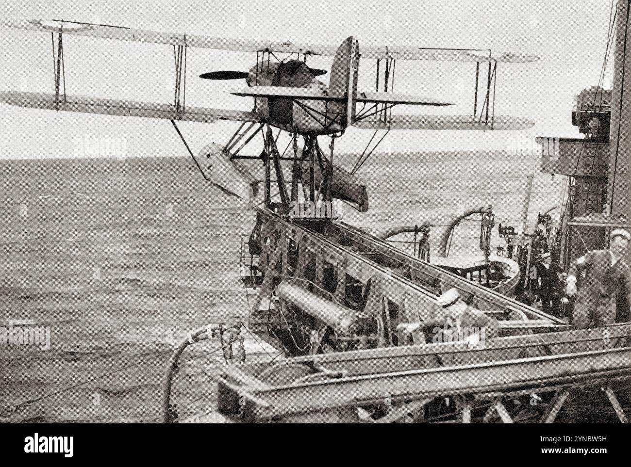 Ein Fairey-IIIF-Wasserflugzeug in Katapultierposition während des Zweiten Weltkriegs. Aus Wings of war, veröffentlicht 1942. Stockfoto