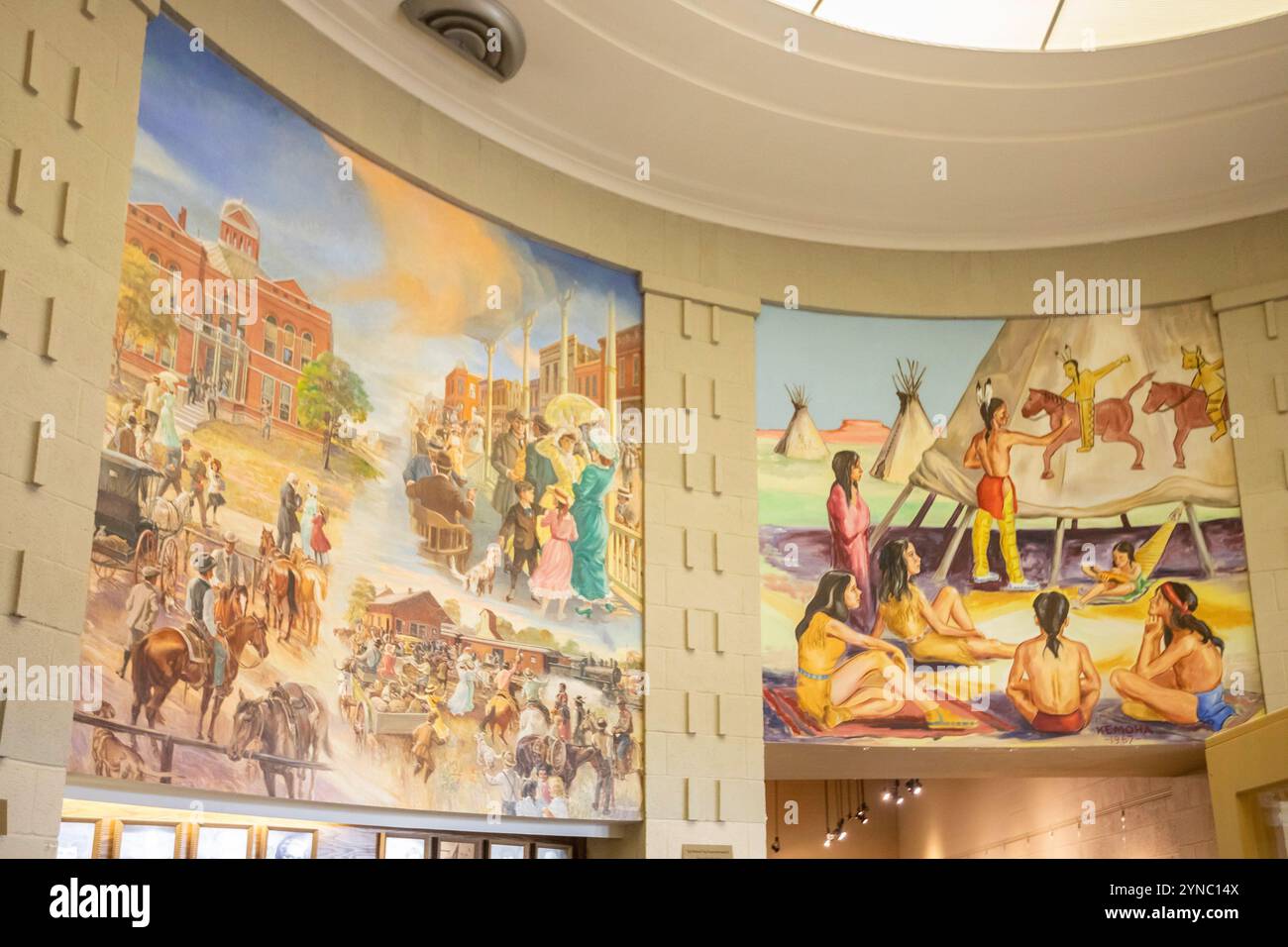 Woodward, Oklahoma - Wandgemälde im Eingang des Plains Indians and Pioneers Museum. Stockfoto