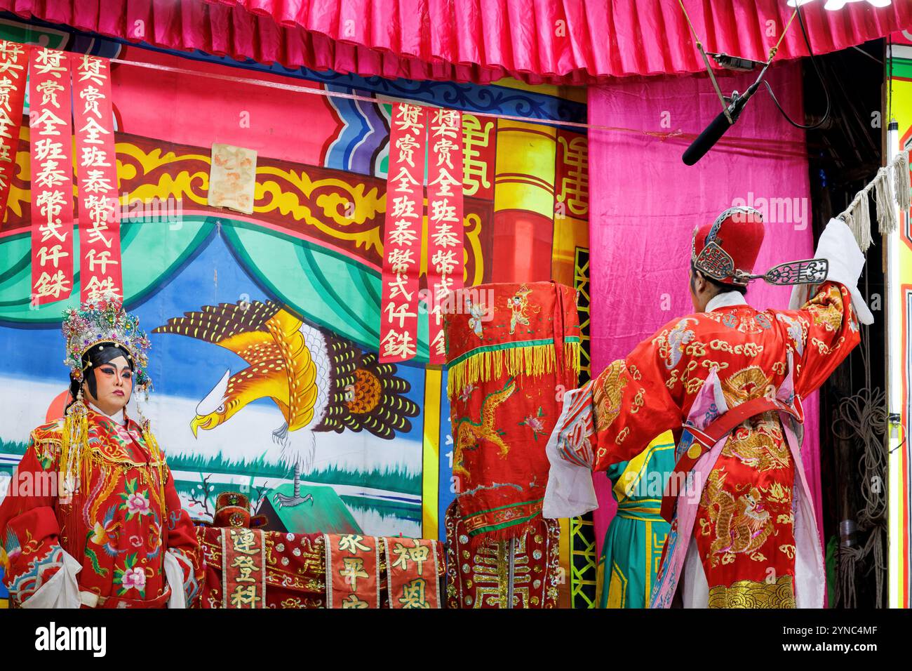 Ayutthaya, Thailand - 25. November 2024 : Schauspieler und Schauspielerin zeigen traditionelle chinesische Opernaufführungen auf der Bühne der Silvesterfeier Stockfoto