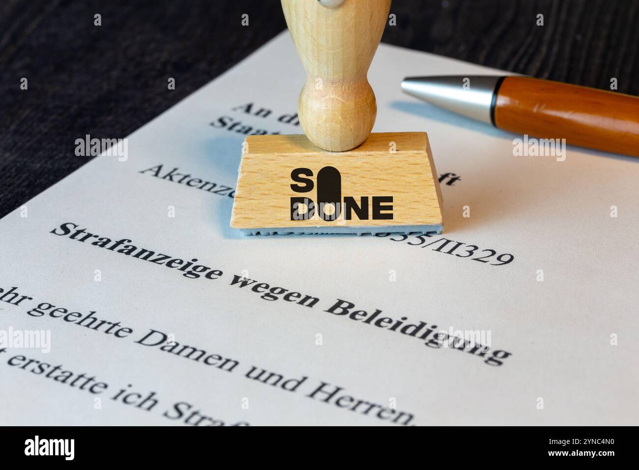 Stempeln Sie mit dem SO DONE Logo auf eine symbolische Strafanzeige (Verfassen). DAS ist AUCH ein Reporting-Portal, das sich auf KI-Technologie spezialisiert hat, um Beiträge zu finden Stockfoto