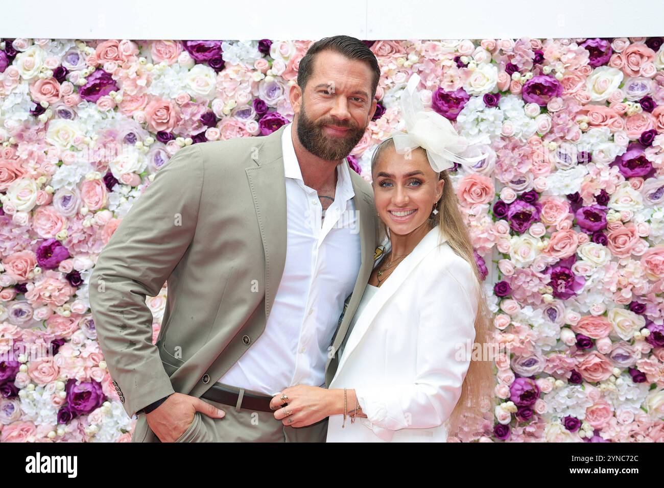 18.08.2024, Hannover, Niedersachsen, DE - Oliver Sanne, Unternehmer und Jil Rock, Gesundheitsmanagerin. Aussen, Aussenaufnahme, Blick in die Kamera, Blickkontakt, deutsch, Deutschland, Europa, europaeisch, Gesundheitsmanagerin, Hannover, Jil Rock, Jil-Beatrice Rock, Kamerablick, Herr Deutschland, Niedersachsen, Oliver Sanne, Persoenlichkeit, Portraet, Porträt, QF, Querformat, Reality-TV-Stars, Reality-TV-Teilnehmer, Sanne, Unternehmer, Westeuropa 240818D1783HANNOVER.JPG *** 18 08 2024, Hannover, Niedersachsen, GER Oliver Sanne, Unternehmer und Jil Rock, Gesundheitsmanager draußen, Außenaufnahme, vie Stockfoto