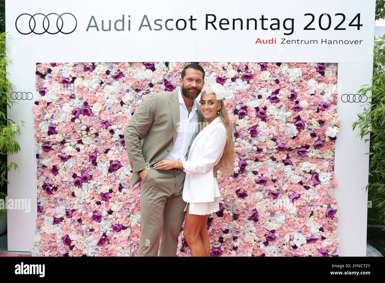18.08.2024, Hannover, Niedersachsen, DE - Oliver Sanne, Unternehmer und Jil Rock, Gesundheitsmanagerin beim Audi Ascot Renntag 2024. Aussen, Aussenaufnahme, Blick in die Kamera, Blickkontakt, deutsch, Deutschland, Europa, europaeisch, Gesundheitsmanagerin, Hannover, Jil Rock, Jil-Beatrice Rock, Kamerablick, Herr Deutschland, Niedersachsen, Oliver Sanne, Persoenlichkeit, Portraet, Porträt, QF, Querformat, Reality-TV-Stars, Reality-TV-Teilnehmer, Sanne, Unternehmer, Westeuropa 240818D1787HANNOVER.JPG *** 18 08 2024, Hannover, Niedersachsen, GER Oliver Sanne, Unternehmer und Jil Rock, Gesundheitsmanag Stockfoto