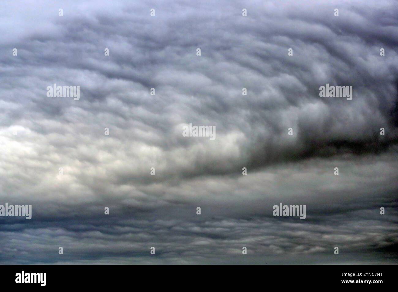 18.08.2024, Hannover, Niedersachsen, Deutschland - Dunkle Wolken am Himmel. Aussen, Aussenaufnahme, bedrohlich, Bedrohung, beklemmend, bewoelkt, deutsch, Deutschland, dramatisch, Duester, Duesternis, dunkel, Dunkelheit, Europa, europaeisch, furchterregend, Hannover, Himmel, Meteorologie, Natur, Naturereignis, Niedersachsen, niemand, QF, Querformat, Regenwetter, Regenwolken, Schlechtwetter, Stimmung, trist, Tristess, Unwetter, Westeuropa, Wetter, Wetterkunde, Wetterstimmung, Wolken, Wolkenhimmel, Wolkenstimmung 240818D8718HANNOVER.JPG *** 18 08 2024, Hannover, Niedersachsen, GER Dunkle Wolken im Himmel ou Stockfoto