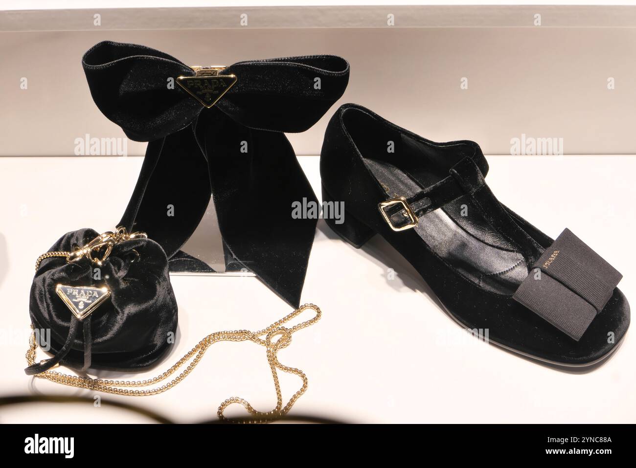 PRADA TASCHE UND SCHUH FÜR FRAU IN DER MODE-BOUTIQUE Stockfoto