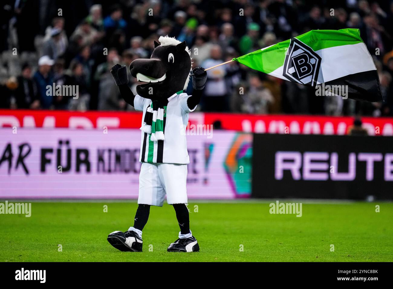 MÖNCHENGLADBACH – 24. NOVEMBER: Borussia Mönchengladbach Maskottchen Junter beim Bundesliga-Spiel zwischen Borussia Mönchengladbach und FC St. Pauli 1910 im Borussia-Park am 24. November 2024 in Mönchengladbach. (Foto: Rene Nijhuis/MB Media) Stockfoto