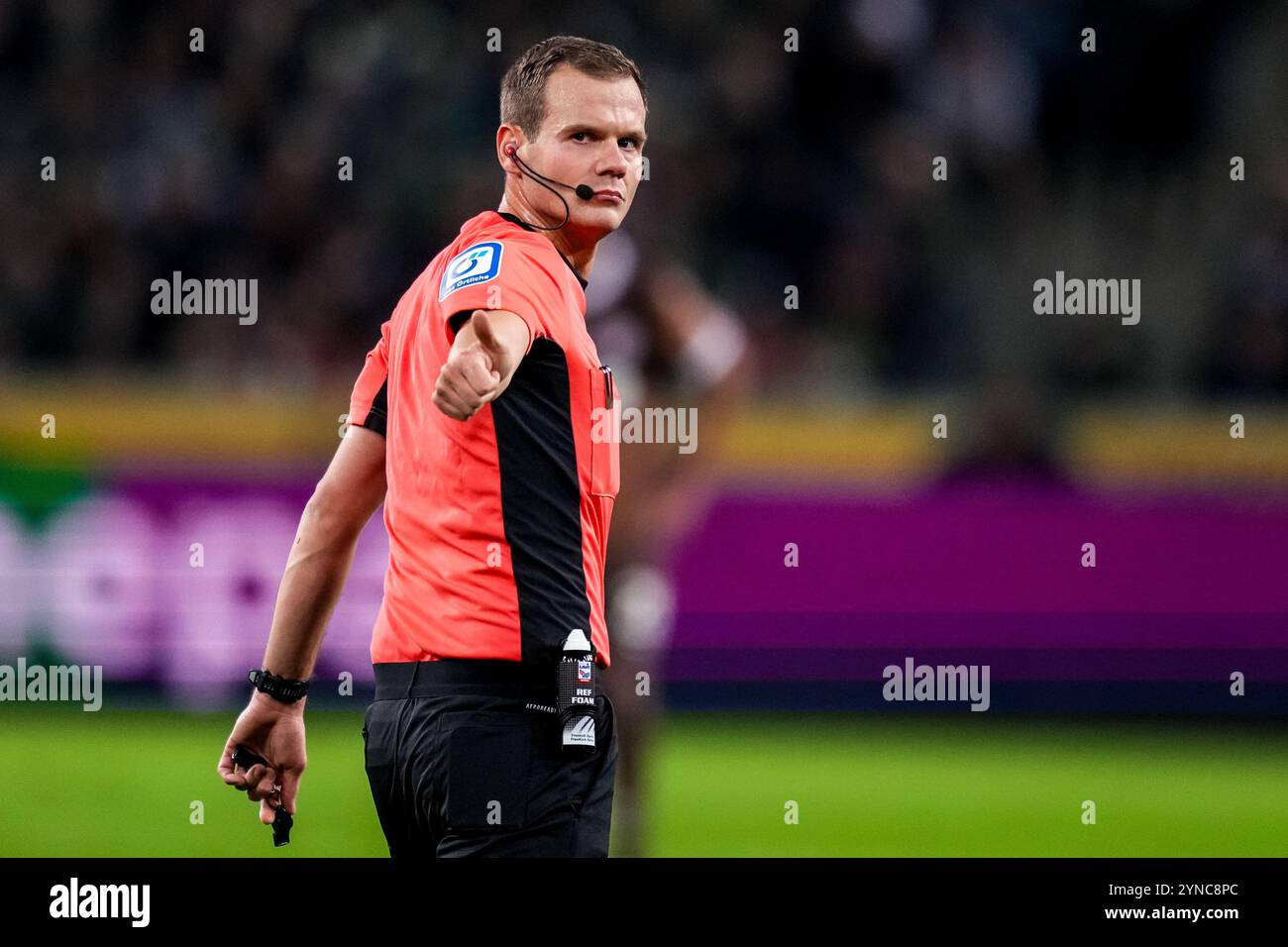 MÖNCHENGLADBACH, DEUTSCHLAND - 24. NOVEMBER: Schiedsrichter Robin Braun gibt beim Bundesliga-Spiel zwischen Borussia Mönchengladbach und FC St. Pauli 1910 im Borussia-Park am 24. November 2024 in Mönchengladbach, Deutschland. (Foto: Rene Nijhuis/MB Media) Stockfoto
