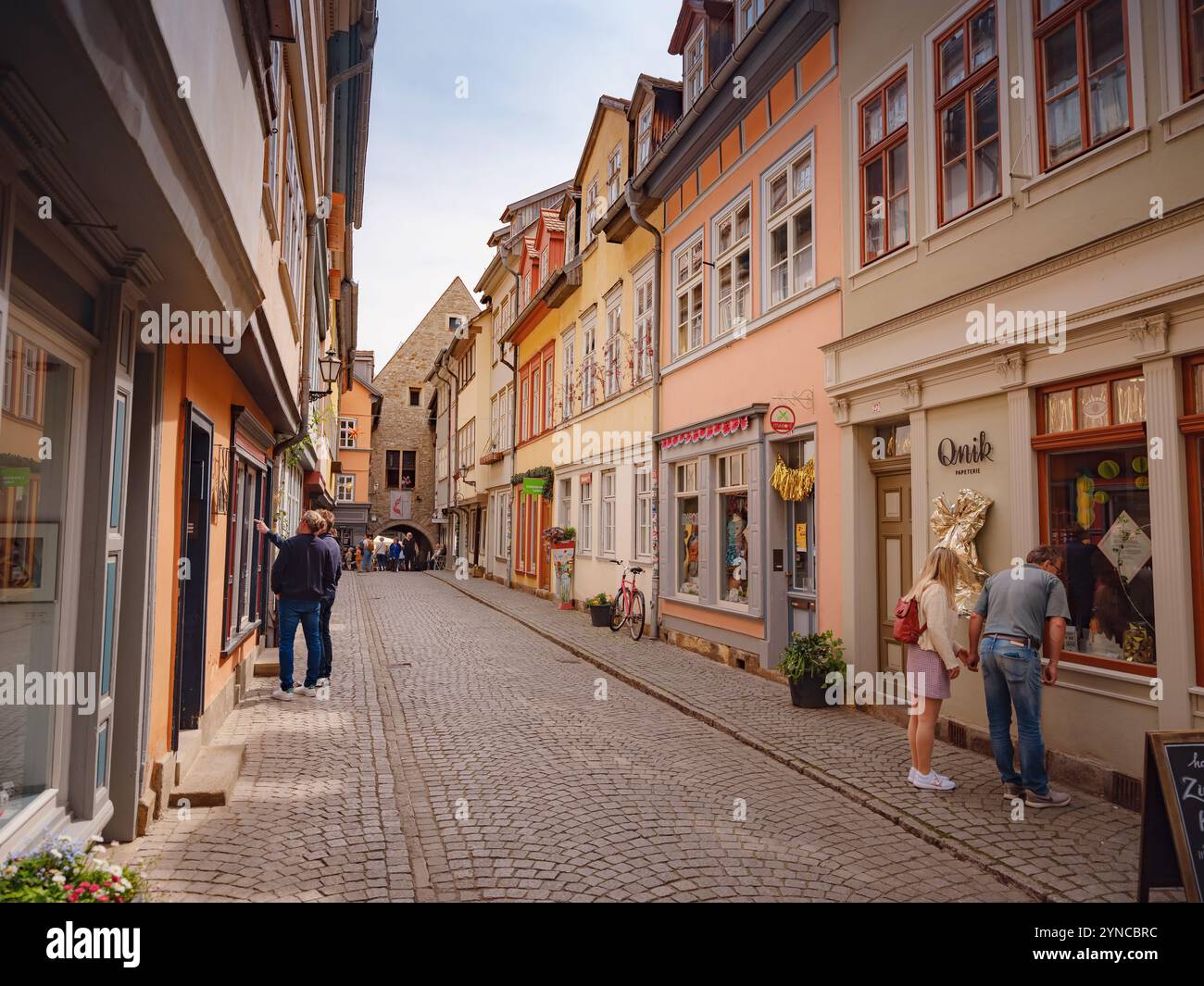 Erfurt, Deutschland - 21. Mai 2023: Gasse auf der Kaufmannbrücke, Kraemerbrücke in Erfurt. Sie wurde 1325 erbaut. Die einzige Brücke nördlich der Alpen, die komplett mit Häusern überbaut ist Stockfoto