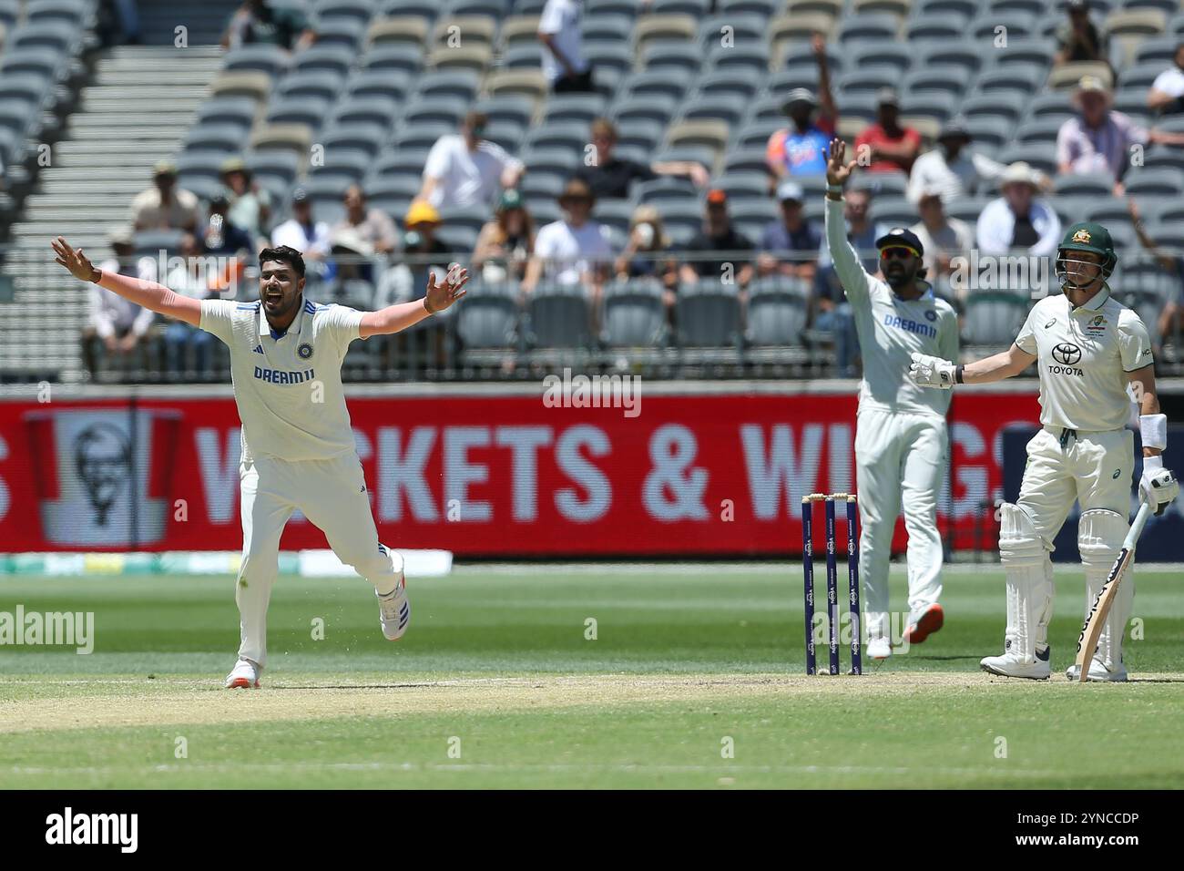 Perth Stadium, Perth, Australien. November 2024. International Test Cricket, Australien gegen Indien 1. Test Day 4; Harshit Rana of India appelliert für LBW gegen Steve Smith aus Australien, aber nicht vergeben: Action Plus Sports/Alamy Live News Stockfoto