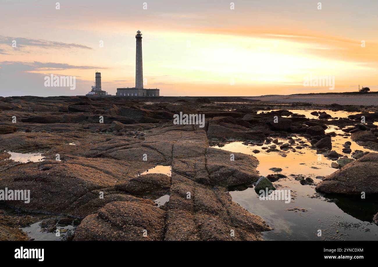 058 farbenprächtiger Sonnenaufgang über dem Leuchtturm Phare de Gatteville und Semaphore, mit 75 Metern zweithöchster im ganzen Land. Barfleur-Normandie-Frankreich. Stockfoto