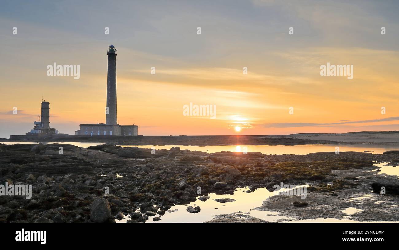 060 farbenprächtiger Sonnenaufgang über dem Leuchtturm Phare de Gatteville und Semaphore, mit 75 Metern zweithöchster im ganzen Land. Barfleur-Normandie-Frankreich. Stockfoto