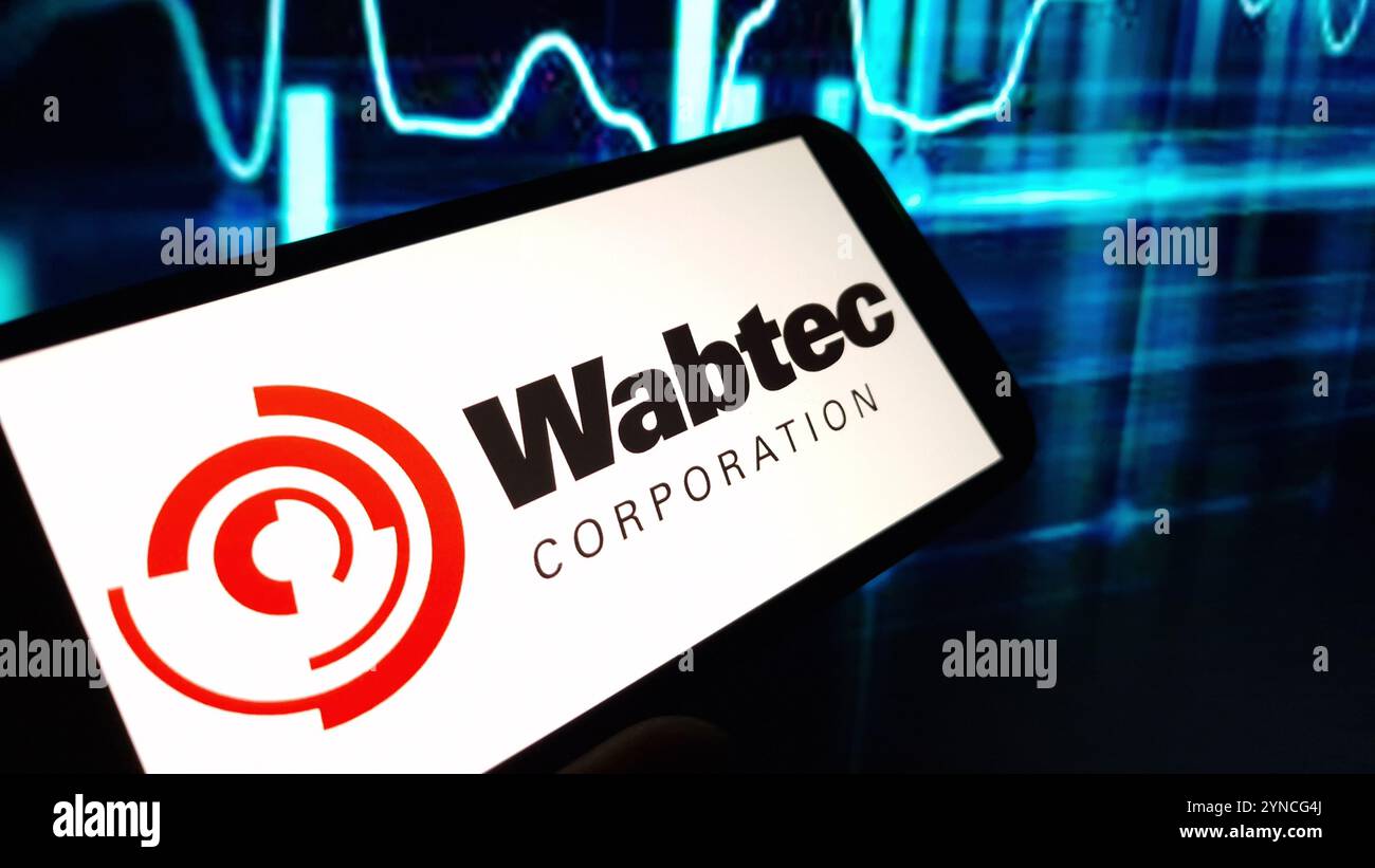 Konskie, Polen – 24. November 2024: Das Firmenlogo von Wabtec wird auf dem Mobiltelefon angezeigt Stockfoto
